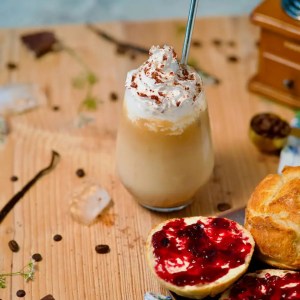 Veganer kalt gebrühter Kaffee mit Marmelade