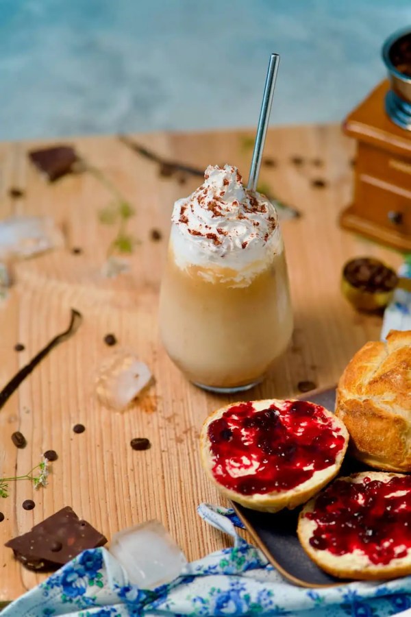 Veganer kalt gebrühter Kaffee mit Marmelade