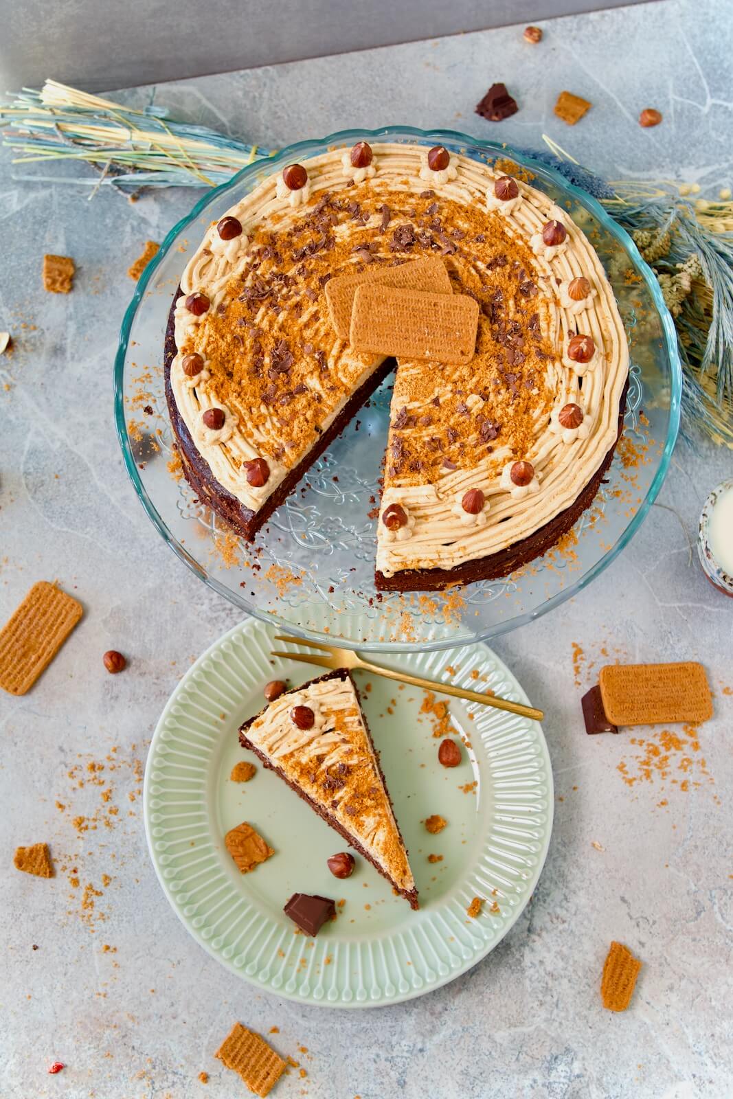 Vegan Hazelnut-Speculoos Cake and a slice