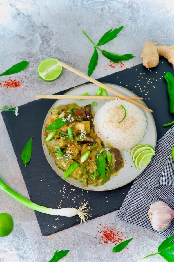 veganes grünes Curry mit Limette und Reis