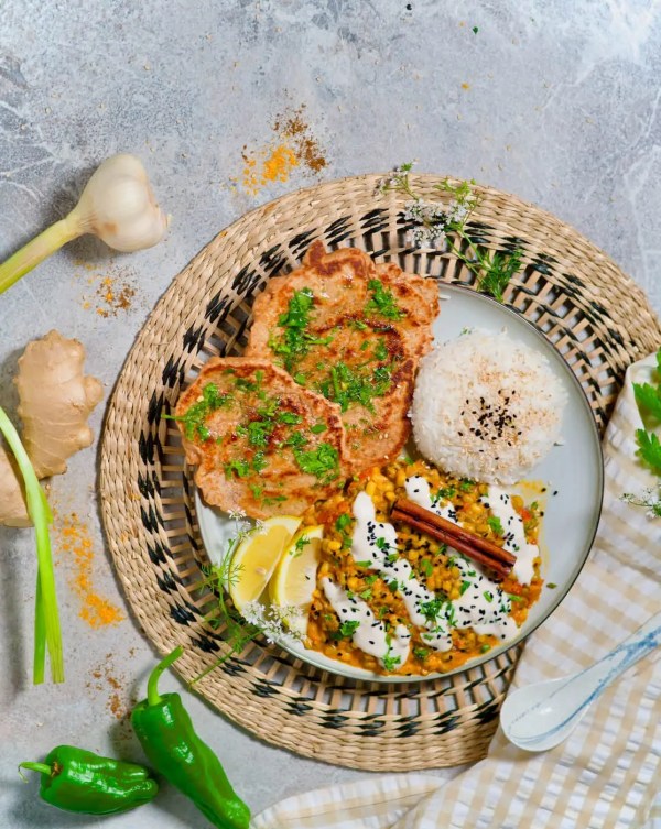 Mungobohnen-Curry mit Reis und Knoblauch