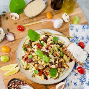 Noodle salad with tomatoes and garlic
