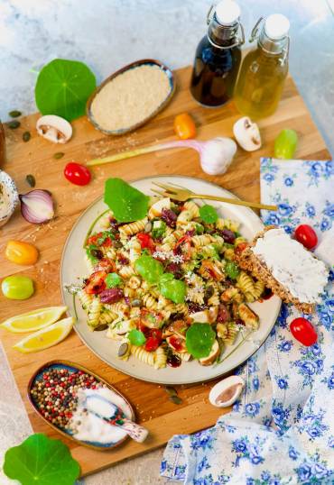 Nudelsalat mit Brotaufstrich