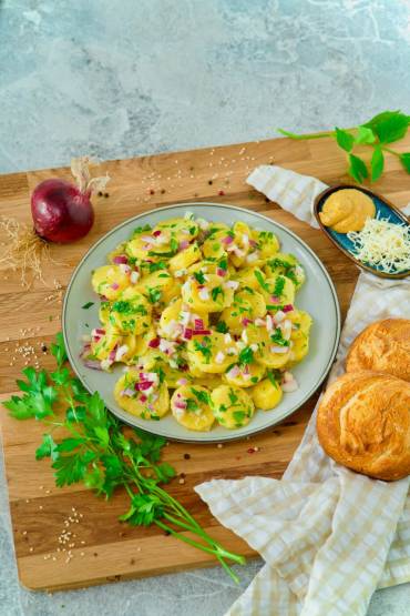 Veganer Kartoffelsalat mit roten Zwiebeln