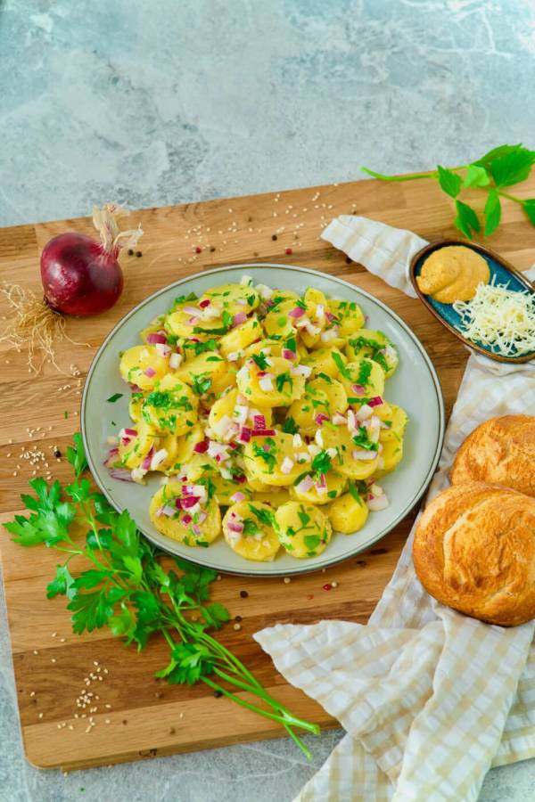 Veganer Kartoffelsalat mit roten Zwiebeln