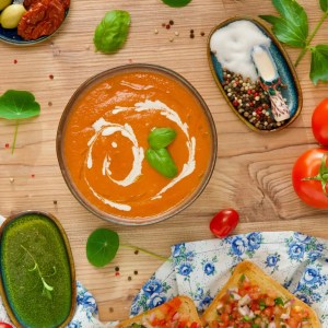 Tomatensuppe mit verschiedenen Beilagen