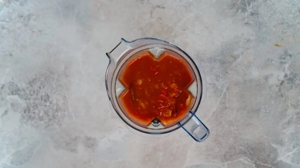 Tomatensuppe im Mixer