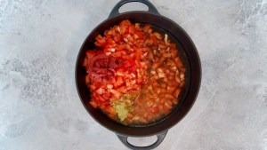 Tomaten mit Wasser in einem Suppentopf für Tomatensuppe