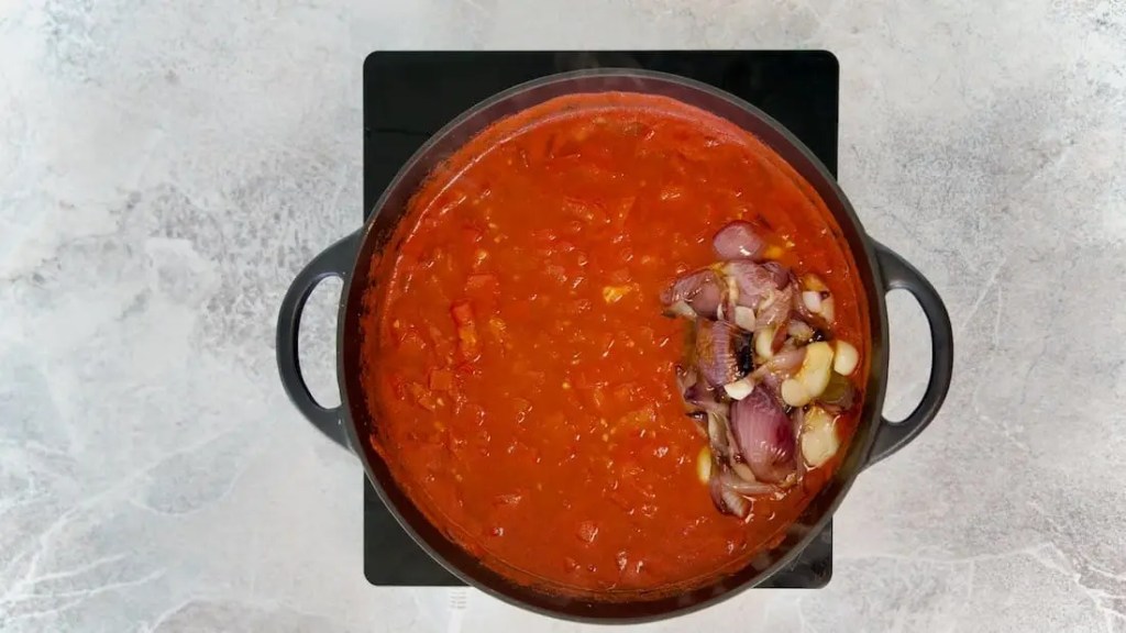 Tomatensuppe mit gerösteten Zwiebeln und hinzugefügtem Knoblauch