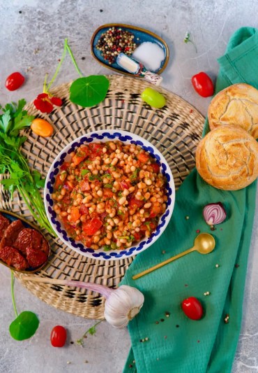 Weißer Bohnensalat mit Brot