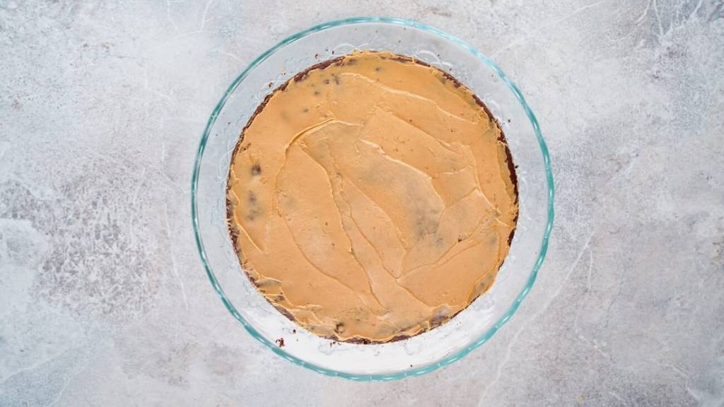 spreading the speculoos cream on top of the Vegan Hazelnut-Speculoos Cake