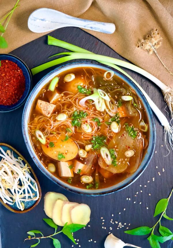 Vegane koreanische Suppenbasis in einer Schüssel mit Frühlingszwiebeln