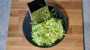 Vegane Zucchini-Brownies gerieben