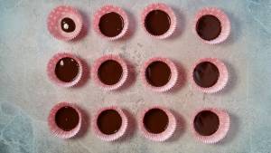 Erdnussbuttertörtchen Basisschokolade