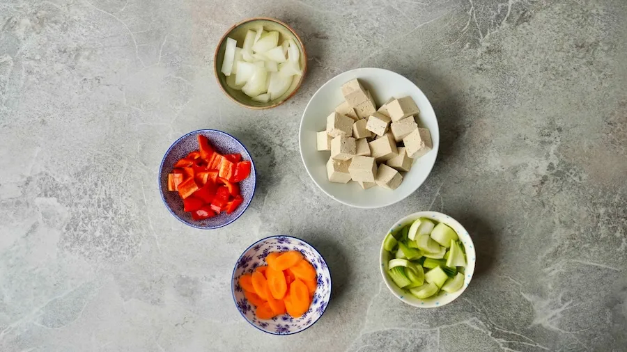 Gehacktes Gemüse für asiatische Nudeln zum Mitnehmen