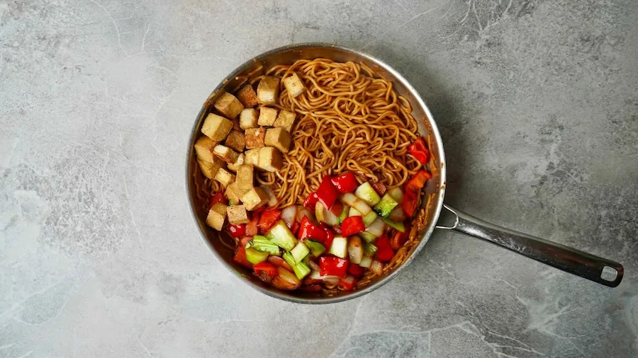 Fertige asiatische Nudeln zum Mitnehmen