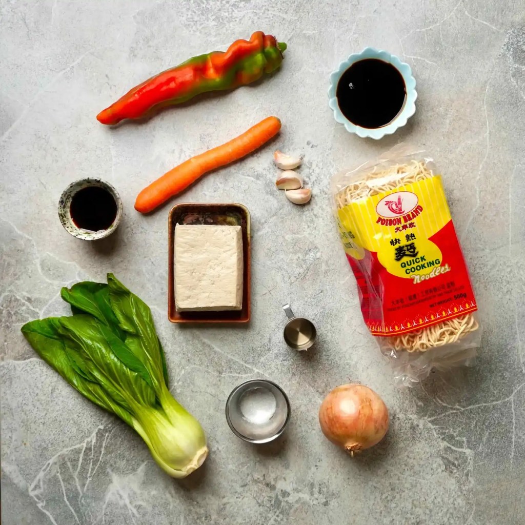 Zutaten für asiatische Takeout-Nudeln voll