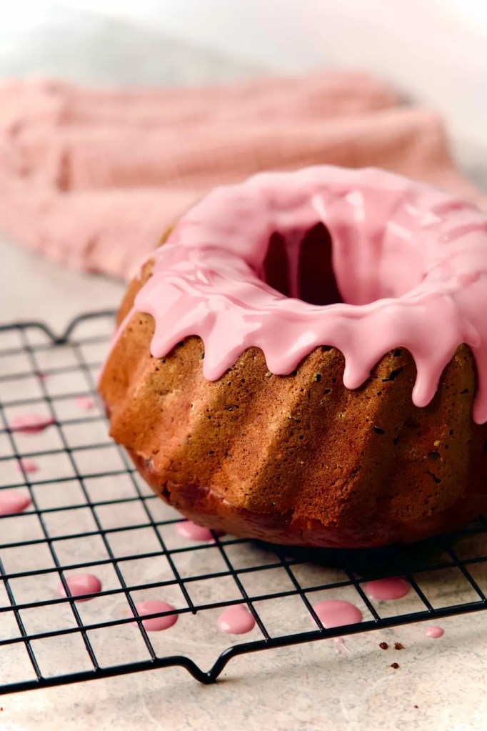 Rotweinkuchen beträufeln