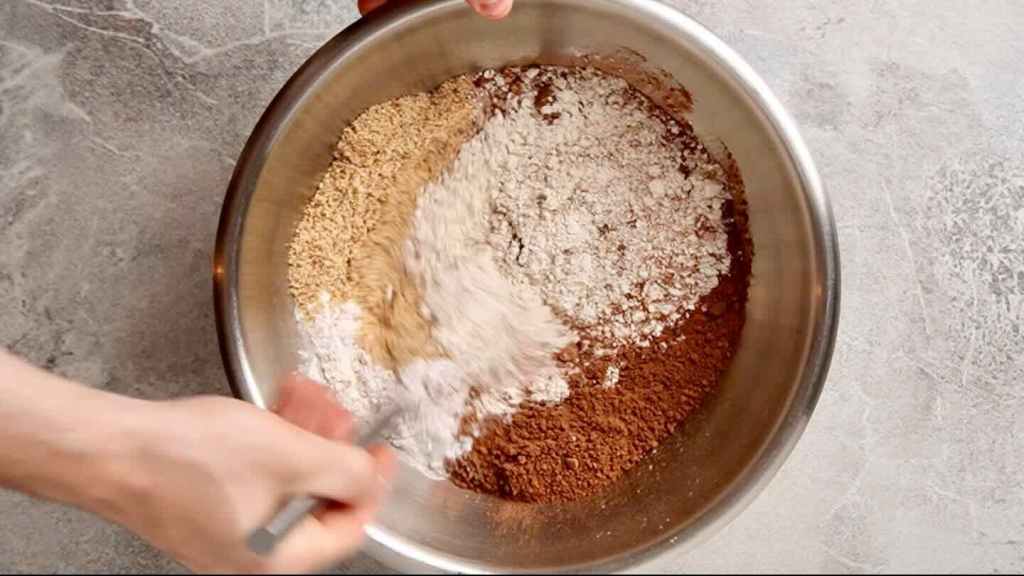 Trockene Zutaten für veganen Rotweinkuchen