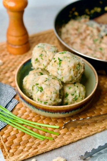 Semmelknödel finished and served
