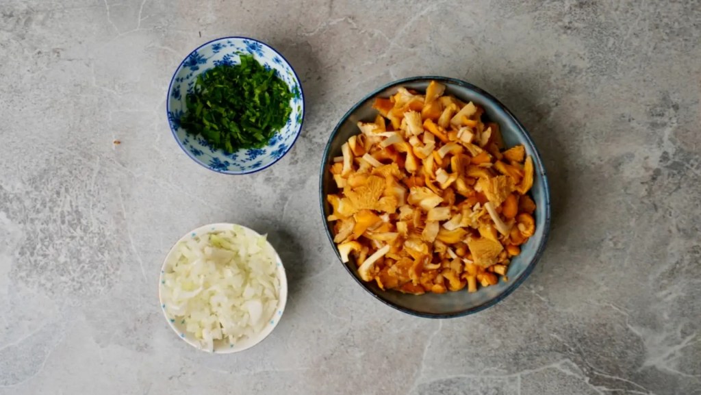 Chanterelle mushrooms ingredients chopped