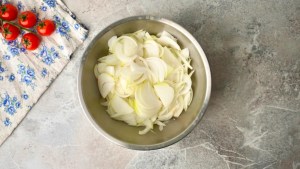 Sliced onions for quiche